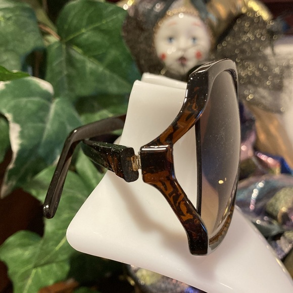 Tortoise Shell Tinted Plastic Sunglasses - Picture 8 of 11